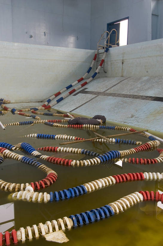 无人,体育馆,游泳池,栏杆,运动场,竖图,室内,室外,白天,锻炼,快乐,比赛,运动,竞争,城市,建筑,美国,准备,围栏,娱乐,体育场,护栏,绳子,休闲,奥运,摄影,绳索,北美,北美洲,体育运动,加利福尼亚,美洲,军事基地,加州,洛杉矶,加利福尼亚州,金州,黄金州,北亚美利加洲,亚美利加洲,运动馆,蒙特利半岛,天使之城,蒙市,蒙特利公园市,体育,健身,旅行,美利坚合众国