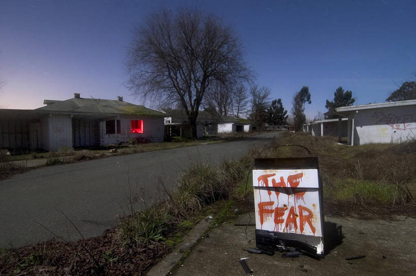 无人,横图,室外,白天,夜晚,通讯,建筑,街道,路,美国,标志,文字,房屋,光亮,布告,草,树,天空,自然,摄影,英文字母,环境,照亮,北美,北美洲,恐怖,加利福尼亚,美洲,万里无云,北亚美利加洲,亚美利加洲,大写字母,旅行,美利坚合众国,北加利福尼亚州