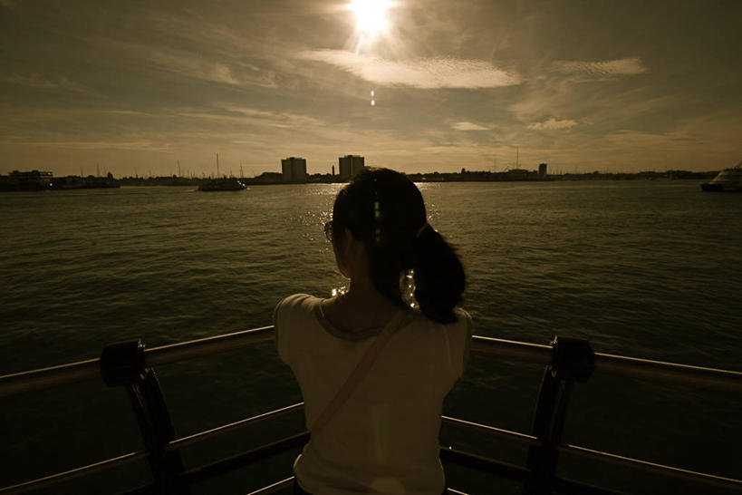 成年人,中年人,一个人,栏杆,站,横图,室外,自由,海洋,日落,水,船,英国,欧洲,仅一个女性,仅一个人,休闲装,英格兰,背面,衣服,风景,自然,黄昏,太阳镜,看,仅一个中年女性,摄影,环境,马尾辫,西欧,北欧,剪影,大不列颠,逆光,大不列颠及北爱尔兰联合王国,大不列颠及爱尔兰联合王国,英吉利,汉普郡,朴茨茅斯,无忧无虑,女人,女性,中年女性,休闲活动,半身,海港,大不列颠王国,大英帝国,东南英格兰,联合王国,日不落帝国,朝鲜族