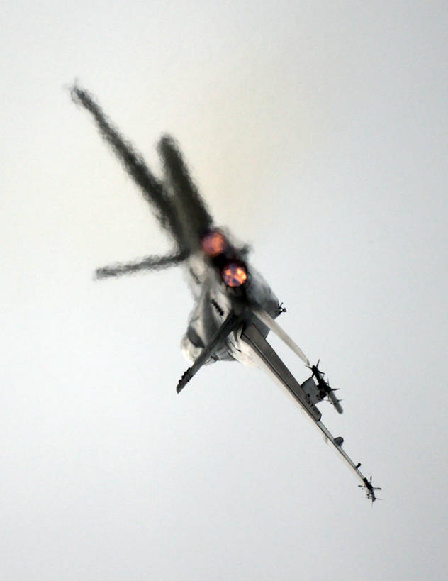 无人,竖图,室外,特写,白天,运动模糊,仰视,火,英国,表演,火焰,飞,一个,天空,运输,摄影,单个,迅速,准确,北欧,万里无云,技能,肯特,汉普郡,低角度拍摄,旅行