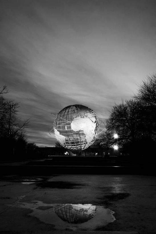 无人,竖图,黑白,室外,夜晚,水,纽约,美国,艺术,发光,反射,地球仪,光亮,半空,联系,树,地标建筑,球体,摄影,展览,宁静,照亮,世界博览会,纽约州,三维图形,皇后区,美术工艺,法拉盛,旅行,法拉盛草坪公园