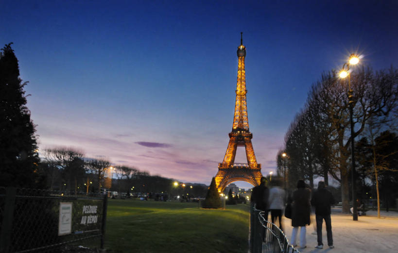 四个人,栏杆,站,横图,室外,度假,建筑,法国,巴黎,艾菲尔铁塔,朦胧,模糊,光亮,首都,草,树,背面,天空,黄昏,地标建筑,看,摄影,照亮,法国文化,中欧,法兰西岛大区,旅行