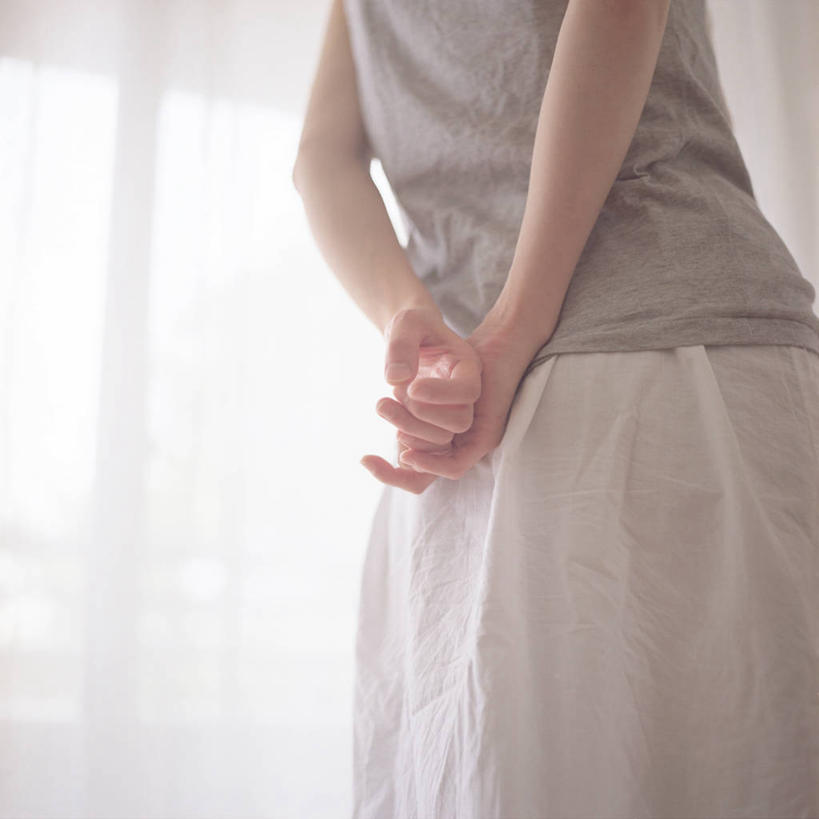 成年人,一个人,站,方图,室内,特写,白天,窗帘,东京,日本,仅一个女性,关东地区,首都,休闲装,衣服,装饰物,放松,摄影,生活方式,东亚,背手