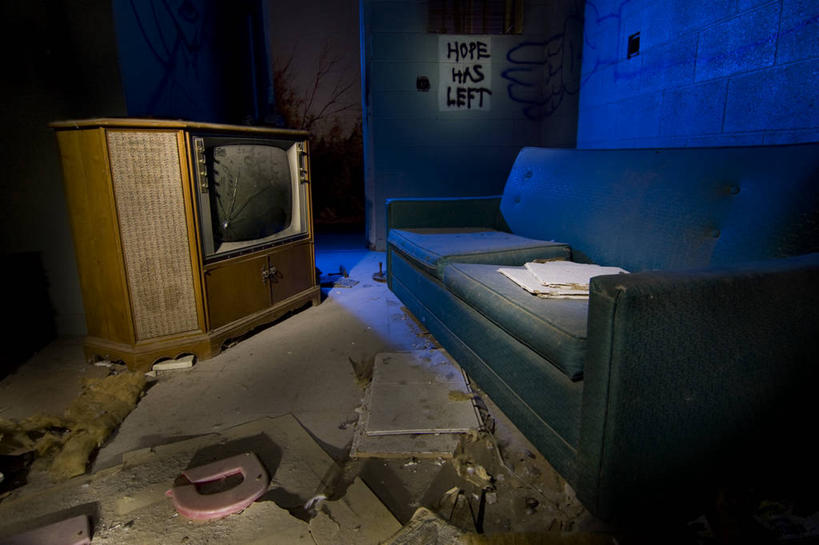 无人,横图,室内,夜晚,沙发,美国,废弃,破坏,破损,座位,摄影,报废,损坏,灰尘,废物,犯罪,丢弃,毁灭,放弃,抛弃,摈弃,电视机,屏弃,摈斥,摒除