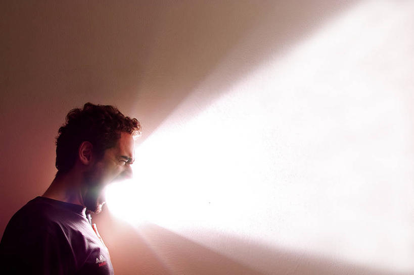 西方人,成年人,脸,头,脸颊,头发,一个人,站,横图,室内,侧面,意大利,欧洲,欧洲人,仅一个男性,仅一个人,生气,光,光亮,大喊,休闲装,肩膀,仅一个年轻男性,衣服,黑色,张嘴,压力,摄影,明亮,照亮,创造力,南欧,肖像,逆光,张大嘴巴,伦巴第大区,米兰,想法,男人,男性,年轻男性,白种人,年轻人,头部,脸部,脸蛋,面部,张开嘴,闭着眼睛,影棚拍摄,精神疾病,错觉