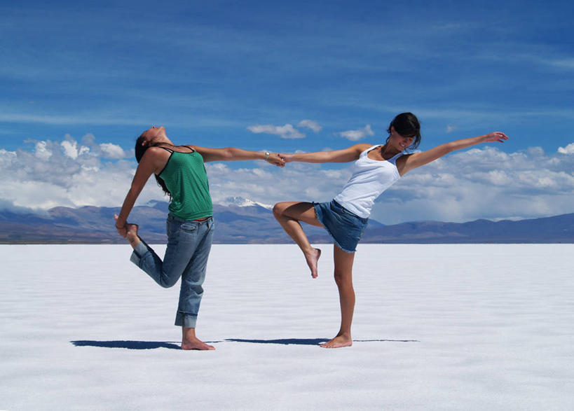 西方人,成年人,一个人,两个人,站,横图,室外,白天,时尚,自由,山,山脉,阿根廷,欧洲,欧洲人,仅一个年轻女性,仅一个女性,仅一个人,伸展,阴影,地平线,云,辽阔,盐,地面,拿着,休闲装,衣服,天空,广阔,赤脚,t台,南美,平衡,摄影,一望无际,气候,享乐,延伸,天地相交,无边无际,一马平川,盐滩,无忧无虑,胡胡伊省,时装表演,时装秀,t型台,走秀,年轻女性,女人,女性,白种人,年轻人,休闲活动,手牵手,仰头,旅行,舞蹈