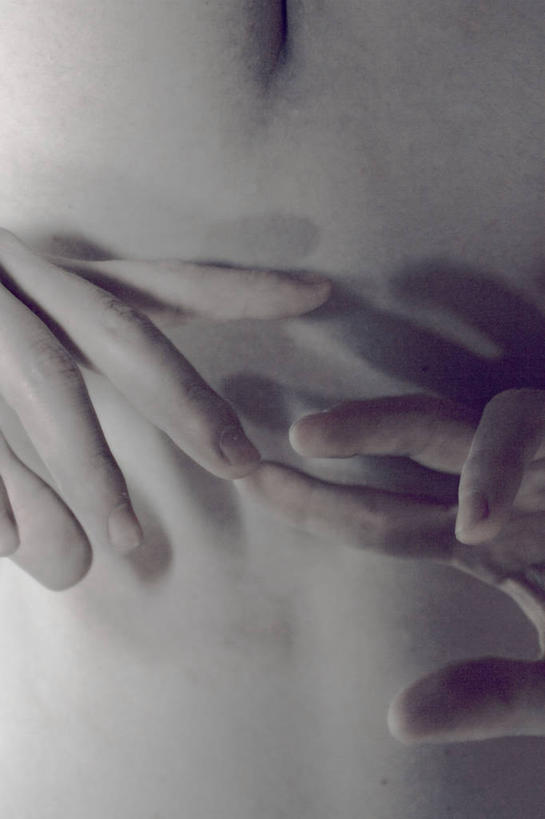 西方人,成年人,手,裸体,一个人,竖图,特写,性感,欧洲,罗马尼亚,欧洲人,阴影,人体,摄影,白种人,年轻人,触摸,感知