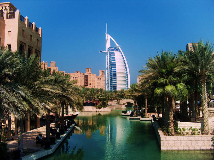 无人,横图,室外,白天,河流,城市,建筑,酒店,棕榈树,反射,流水,天空,地标建筑,摄影,阿拉伯联合酋长国,迪拜,万里无云,阿拉伯,旅行,帆船酒店,广角拍摄