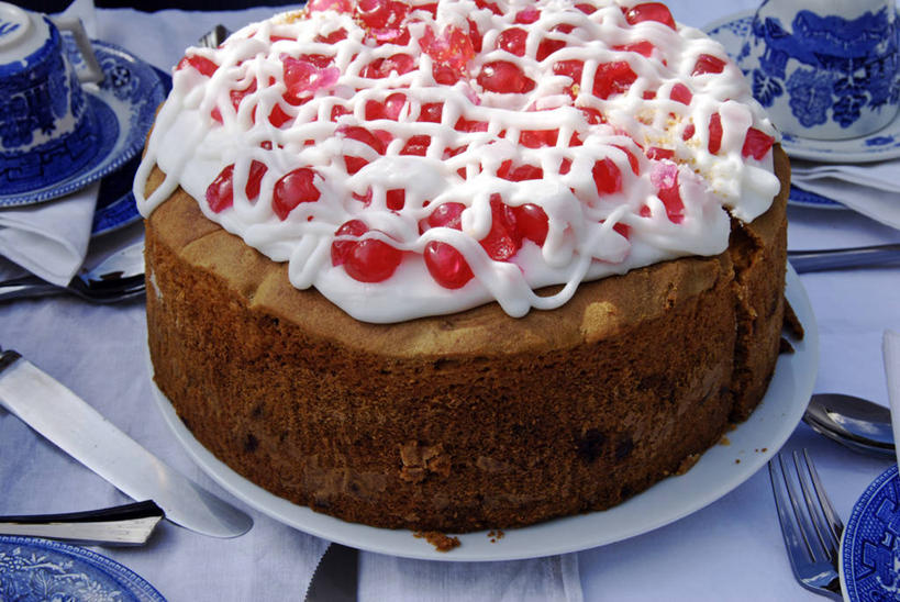 点心,无人,横图,俯视,室内,特写,白天,家具,桌子,浆果,樱桃,餐具,英国,庆祝,叉,食品,甜点,甜品,水果蛋糕,饮食,桌布,食物,糕点,蓝色,盘子,装饰物,汤匙,甜食,摄影,清新,北欧,餐刀,糖衣,健康食物,茶杯,高角度拍摄,蛋糕