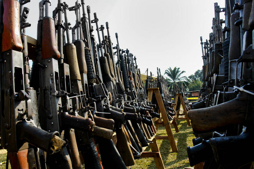 无人,横图,室外,特写,白天,竞争,哥伦比亚,一排,许多,对抗,阴影,丰富,整齐,并排,冲突,枪支,很多,草,树,排列,天空,武器,南美,战争,摄影,多样,保护,暴力,顺序,威胁,队列,对立,矛盾,选择,机关枪,敌对,挫败,斗争,抗拒,抗衡,遣散,社会问题,挨着