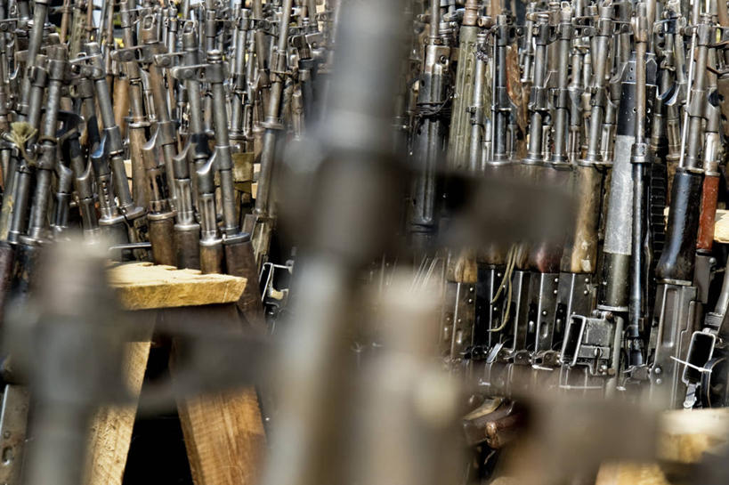 无人,横图,室外,特写,白天,竞争,哥伦比亚,一排,许多,对抗,丰富,整齐,并排,冲突,枪支,很多,排列,武器,南美,战争,摄影,多样,保护,暴力,顺序,威胁,队列,对立,矛盾,选择,机关枪,敌对,挫败,斗争,抗拒,抗衡,遣散,社会问题,挨着