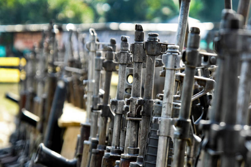 无人,横图,室外,特写,白天,竞争,哥伦比亚,一排,许多,对抗,丰富,整齐,并排,冲突,枪支,很多,排列,武器,南美,战争,摄影,多样,保护,暴力,顺序,威胁,队列,对立,矛盾,选择,机关枪,敌对,挫败,斗争,抗拒,抗衡,遣散,社会问题,挨着
