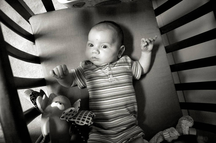 西方人,婴儿,儿童,一个人,躺,举,横图,俯视,黑白,室内,白天,婴儿服装,纯洁,玩具,欧洲,美国,欧洲人,仅一个人,鱼类,小孩,衣服,托,可爱,童年,摄影,活泼,婴儿用品,婴儿床,宝宝,肖像,纯真,烂漫,无邪,猜疑,伶俐,天真,男性,白种人,孩子,举起,举手,举着,向上举,向上伸,向上托,仰卧,半身,高角度拍摄,连身衣,好奇心