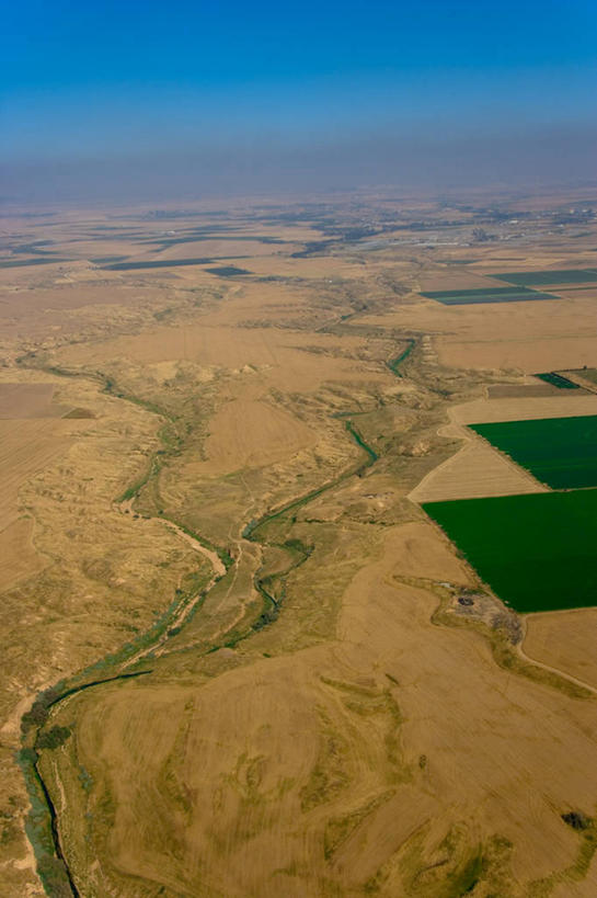 无人,竖图,俯视,航拍,室外,白天,农业,沙漠,以色列,沙子,地平线,田地,辽阔,地面,风景,天空,自然,广阔,摄影,生长,宁静,一望无际,环境,中东,鸟瞰,延伸,万里无云,天地相交,无边无际,一马平川,内盖夫,自然地理,高角度拍摄