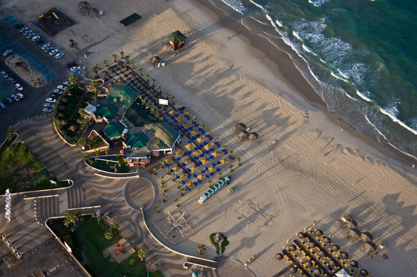 无人,横图,俯视,室外,白天,度假,重复,海洋,水,汽车,以色列,伞,沙子,雨伞,遮阳伞,河岸,水边,机动车,阳伞,自然,放松,运输,摄影,环境,太阳伞,中东,救生舱,海滩,休闲椅,高角度拍摄,旅行