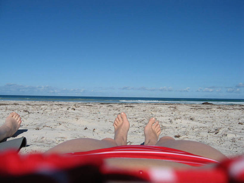 腿,两个人,躺,横图,室外,白天,泳装,比基尼,度假,日光浴,海洋,水,澳大利亚,沙子,地平线,水平线,云,天空,自然,赤脚,放松,人体,摄影,环境,澳大拉西亚,四肢,西澳大利亚,海滩,休闲活动,仰卧,三点式,泳衣,旅行