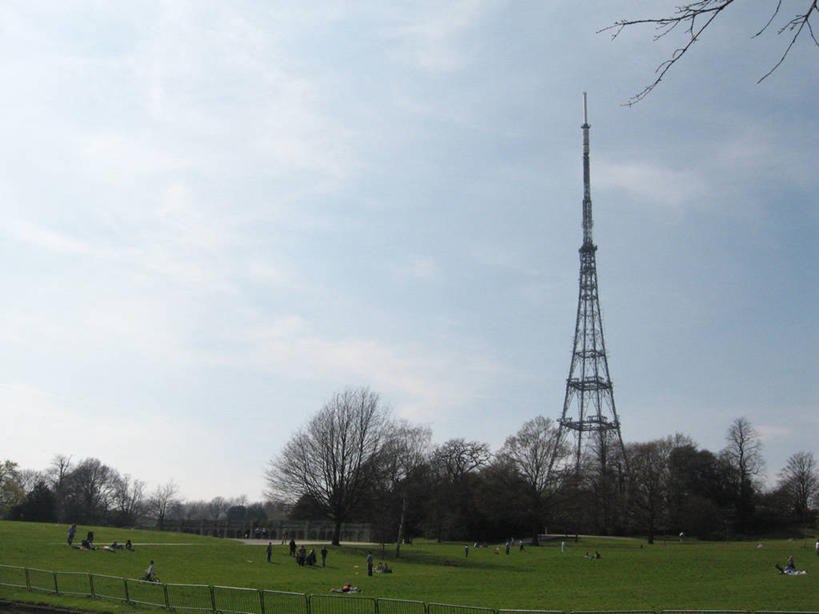 站,坐,横图,室外,白天,建筑,英国,栅栏,篱笆,塔,首都,休闲装,草,树,衣服,天空,自然,摄影,环境,北欧,水晶宫,旅行,内伦敦