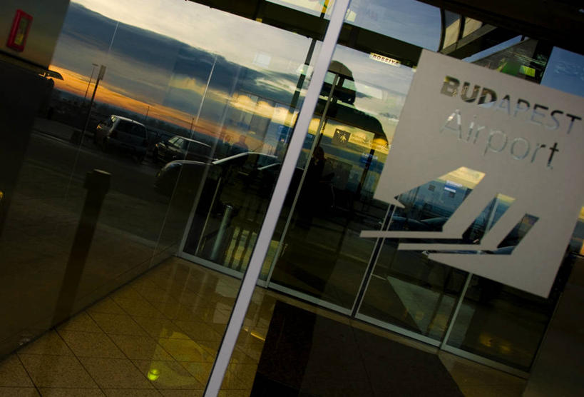 机场,横图,室外,旅途,日出,汽车,透明,文字,云,机动车,黎明,首都,天空,运输,摄影,英文字母,砖地,布达佩斯,早晨,匈牙利共和国