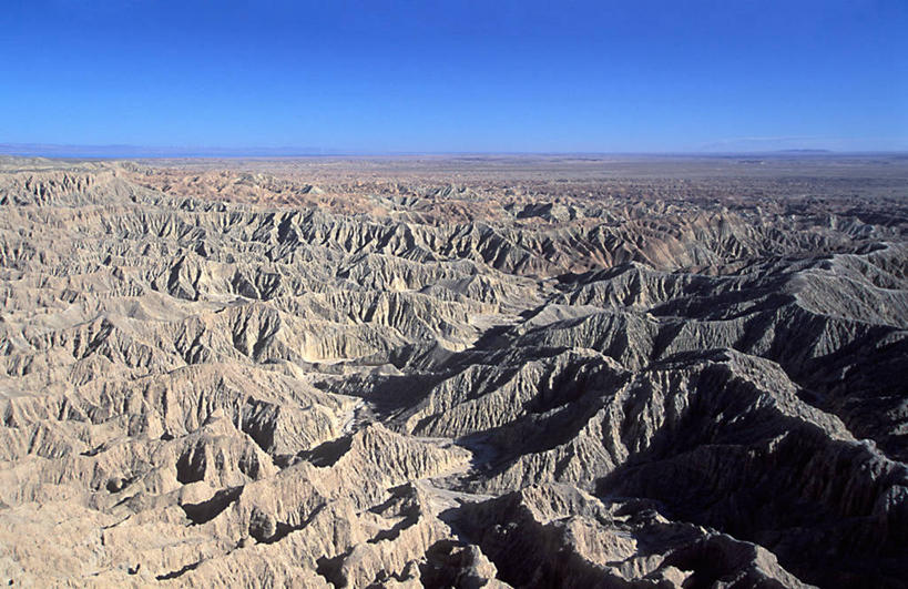 无人,公园,横图,俯视,室外,白天,沙漠,山,山脉,美国,地平线,地形,辽阔,地面,风景,天空,自然,广阔,摄影,宁静,一望无际,环境,北美,北美洲,加利福尼亚,延伸,美洲,加州,加利福尼亚州,万里无云,安萨玻里哥沙漠公园,州立公园,金州,黄金州,天地相交,北亚美利加洲,亚美利加洲,无边无际,一马平川,地质学,自然地理,大漠,荒地,砂漠,高角度拍摄,美利坚合众国