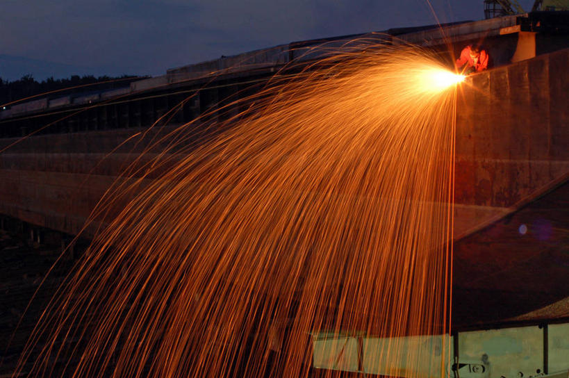 成年人,手,一个人,焊工,码头,站,横图,室外,夜晚,港口,船,德国,欧洲,仅一个男性,喷,弯腰,朦胧,模糊,工作,发光,火花,光亮,热,拿着,工人,天空,工业,运输,摄影,修理,焊接,照亮,西欧,中欧,德意志联邦共和国,北威州,北莱茵.威斯特法伦州,杜伊斯堡,鲁尔,鲁尔工业区,鲁尔区,员工,摆渡口,埠头,渡口,渡头,港湾,海港,货运码头,口岸,商港,匠人,劳动者,体力工