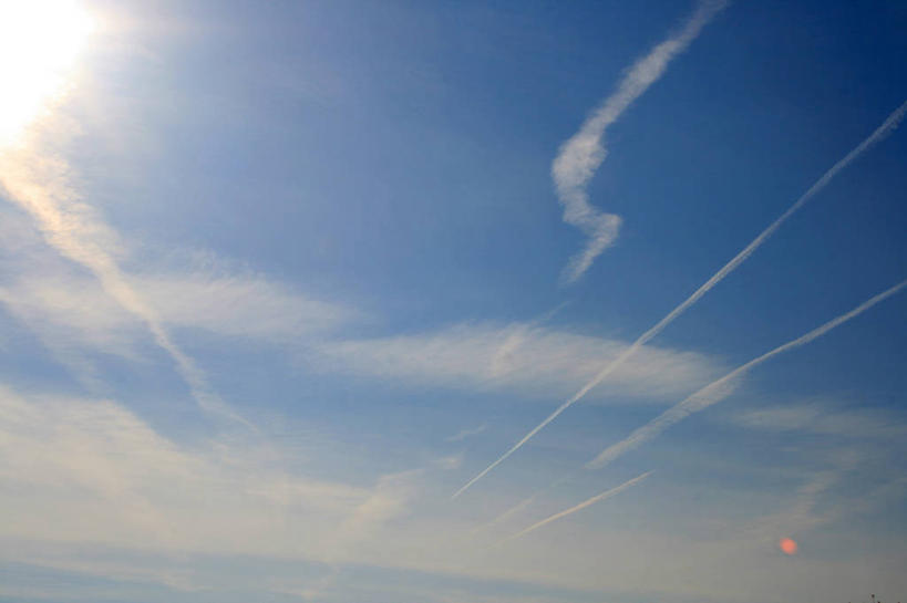 无人,横图,室外,白天,仰视,英国,烟雾,云,痕迹,风景,天空,运输,摄影,污染,废气,北欧,飞机尾迹,尾迹云,机尾云,飞机拉烟,云带,尾迹,机尾迹,飞机尾气,低角度拍摄,旅行