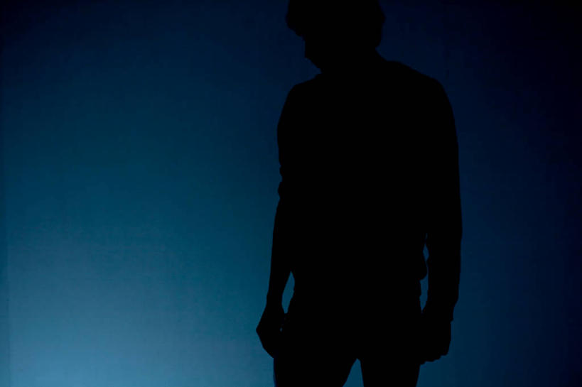 一个人,站,横图,室内,法国,蓝色背景,蓝色,摄影,剪影,逆光,中欧,里尔,影棚拍摄,独处