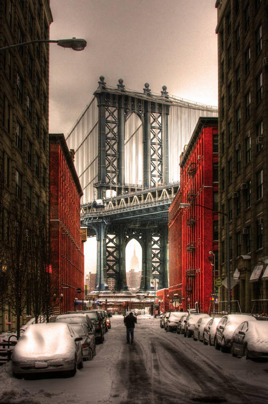 一个人,竖图,室外,白天,雪,城市,建筑,街道,路灯,汽车,纽约,美国,朦胧,模糊,下雪,桥,机动车,曼哈顿,联系,背面,衣服,寒冷,运输,摄影,吊桥,停止,北美,北美洲,照明设备,美洲,暂停,停滞,纽约市,纽约州,帝国之州,帝国州,北亚美利加洲,亚美利加洲,曼哈顿桥,布鲁克林,钢缆,步行,旅行,下东城,美利坚合众国,曼哈顿区,纽约县,曼哈顿岛