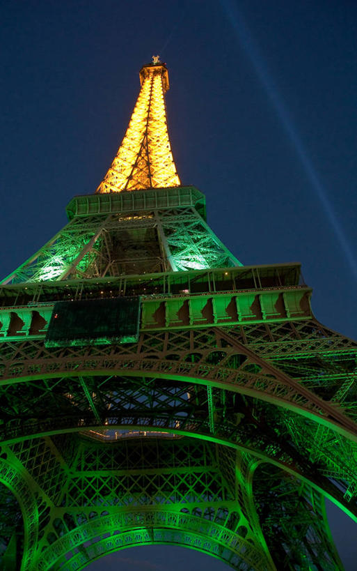 无人,竖图,室外,夜晚,仰视,建筑,法国,巴黎,艾菲尔铁塔,发光,铁,金属,光亮,首都,天空,地标建筑,摄影,照亮,照明设备,法国文化,中欧,万里无云,法兰西岛大区,设计,低角度拍摄,旅行,泛光照明