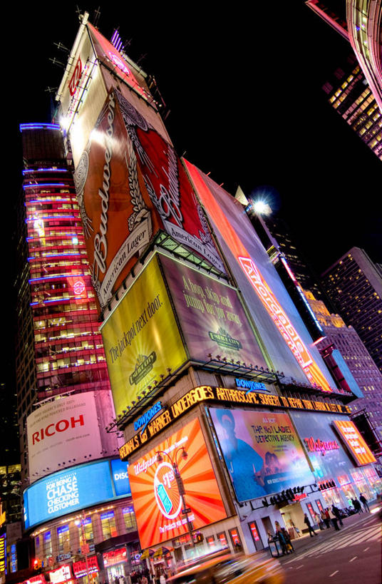 竖图,室外,夜晚,仰视,购物,夜生活,城市,建筑,霓虹灯,指示牌,纽约,美国,标志,文字,曼哈顿,光亮,休闲装,标识,布告栏,广告,衣服,地标建筑,运输,摄影,照亮,照明设备,消息,百老汇,纽约州,曼哈顿时代广场,步行,低角度拍摄,旅行,第七大道