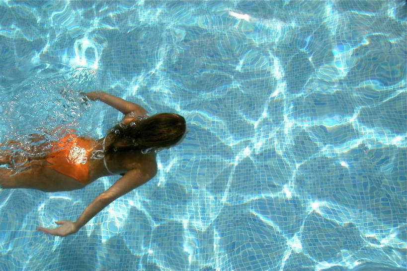 游泳,西方人,成年人,头发,一个人,体育馆,游泳池,运动场,横图,俯视,室外,白天,泳装,日光,西班牙,欧洲,欧洲人,仅一个年轻女性,仅一个女性,仅一个人,反射,体育场,背面,衣服,蓝色,黑色,橙色,放松,摄影,生活方式,近景,伊比利亚半岛,运动馆,拉科鲁尼亚,年轻女性,女人,女性,白种人,年轻人,休闲活动,半身,高角度拍摄,泳衣,独处