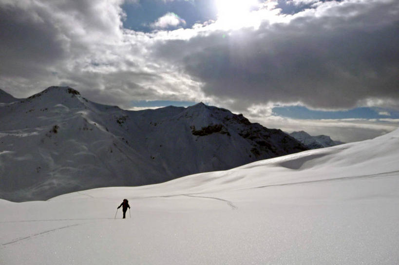 成年人,一个人,横图,室外,运动服,探险,山,山脉,雪,日光,瑞士,仅一个男性,朦胧,模糊,云,冬天,风景,天空,寒冷,摄影,滑雪杖,滑雪服,中欧,阿尔卑斯山脉,滑雪运动,冒险,步行,旅行