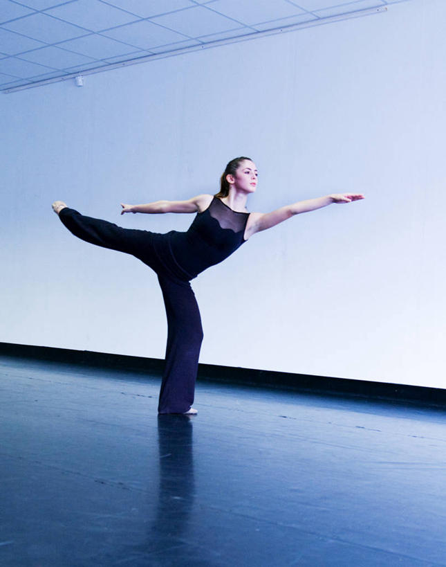 西方人,成年人,一个人,舞台,站,举,竖图,室内,白天,运动鞋,欧洲,欧洲人,仅一个年轻女性,仅一个女性,仅一个人,表演,伸展,指,反射,指点,休闲装,干净,衣服,看,手势,托,赤脚,平衡,摄影,张开双腿,动作,马尾辫,高雅,优美,知识,指向,练习,敏捷,工作室,芭蕾舞鞋,舞蹈教室,弹性,匈牙利共和国,会堂,展开双腿,芭蕾舞,年轻女性,女人,女性,白种人,年轻人,舞者,举起,举手,举着,向上举,向上伸,向上托,舞蹈,打手势,伸展双腿,芭蕾舞者