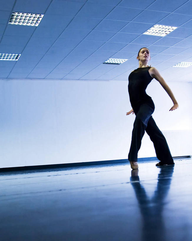 西方人,成年人,一个人,站,举,竖图,室内,白天,运动鞋,欧洲,欧洲人,仅一个年轻女性,仅一个女性,仅一个人,表演,形状,弯曲,反射,光亮,休闲装,衣服,蓝色,看,托,向上看,赤脚,平衡,摄影,张开双腿,动作,明亮,高雅,优美,知识,练习,敏捷,工作室,芭蕾舞鞋,逆光,舞蹈教室,弹性,匈牙利共和国,会堂,展开双腿,芭蕾舞,年轻女性,女人,女性,白种人,年轻人,舞者,举起,举手,举着,向上举,向上伸,向上托,舞蹈,伸展双腿,芭蕾舞者