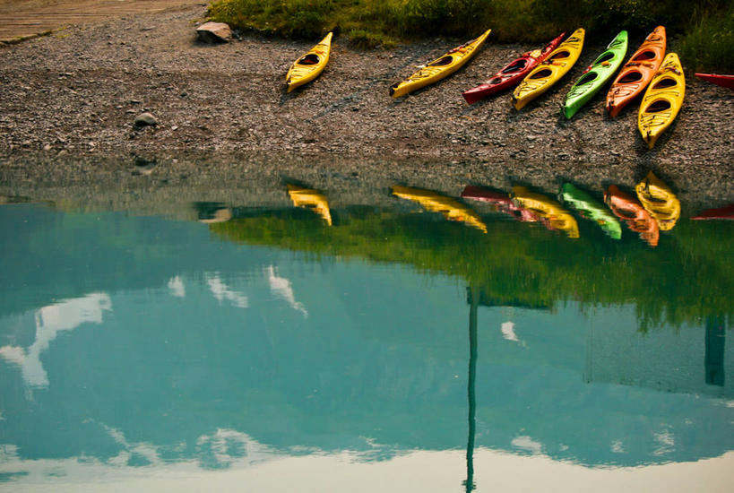 皮划艇,无人,横图,室外,白天,水,美国,一排,整齐,反射,河岸,排列,运输,摄影,队列,阿拉斯加,冒险,旅行,海港,皮船