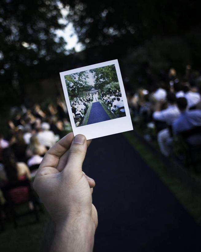 一个人,人群,坐,竖图,照片,室外,特写,白天,婚礼,相机,美国,庆祝,许多人,拿着,树,一群人,手指,人体,摄影,部分,德克萨斯,达拉斯市,传统文化,一次成像照相机