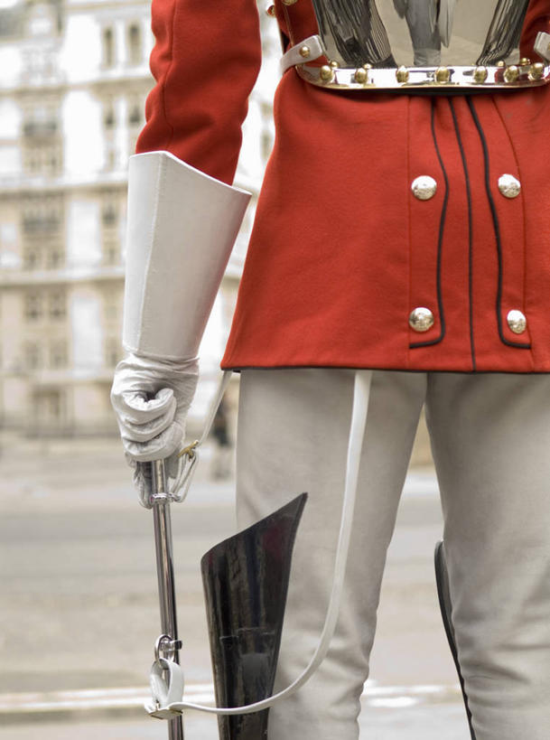 一个人,站,竖图,室外,特写,白天,制服,骄傲,建筑,英国,欧洲,伦敦,士兵,铜管乐器,小号,首都,拿着,历史,白金汉宫,背面,地标建筑,武器,个性,摄影,剑,西欧,北欧,军服,大不列颠,欧洲文化,威斯敏斯特市,英国文化,仪仗队,大不列颠及北爱尔兰联合王国,大不列颠及爱尔兰联合王国,责任,雾都,旅行,大不列颠王国,大英帝国,联合王国,日不落帝国,传统文化