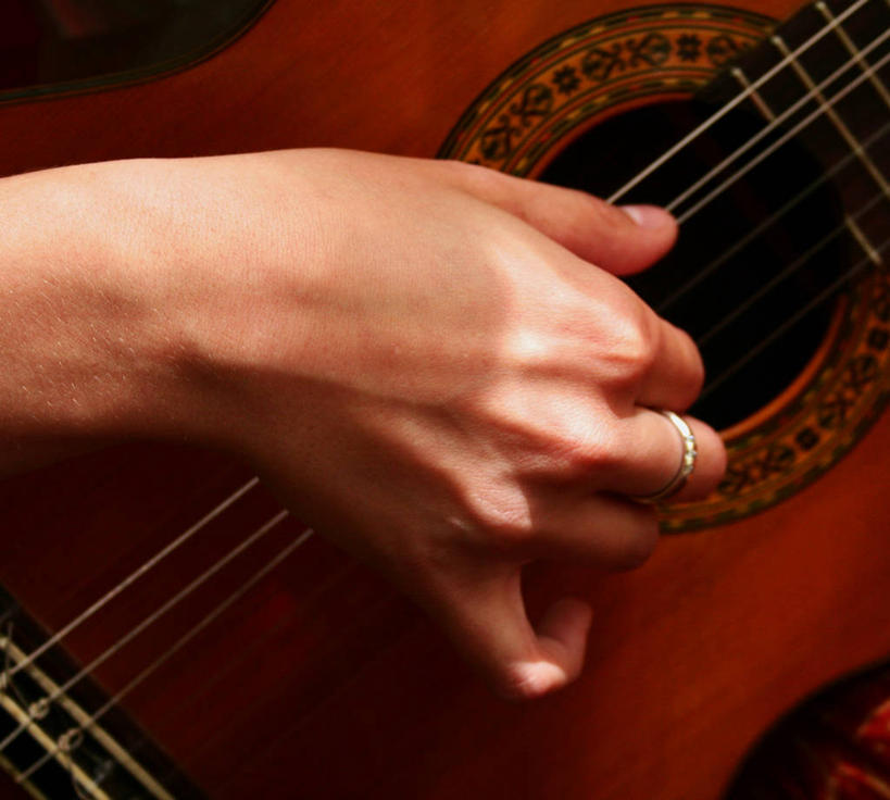 成年人,手,一个人,横图,室内,特写,白天,珠宝,西班牙,仅一个女性,表演,吉他,弦乐器,音乐,弹奏,戒指,人体,摄影,部分,简单,吉他手,音乐人,伊比利亚半岛