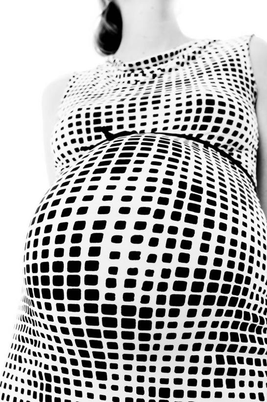 西方人,成年人,中年人,头发,一个人,站,竖图,室内,白色背景,正面,仰视,欧洲,美国,欧洲人,仅一个女性,仅一个人,服装,衣服,白色,黑色,仅一个中年女性,怀孕,躯干,人体,摄影,服饰,繁衍,人体器官,马尾辫,衣着,器官,繁殖,穿着,衣饰,式样,开端,女人,女性,中年女性,白种人,上装,低角度拍摄,影棚拍摄,生殖器,错觉