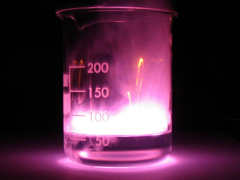 无人,横图,特写,英国,黑色背景,研究,透明,化学,烧杯,数字,饮用水,英格兰,一个,紫色,摄影,单个,照亮,撞击,北欧,解决,影棚拍摄,钾