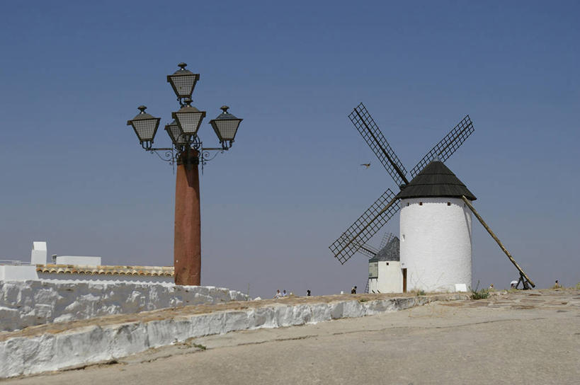 无人,横图,室外,白天,建筑,路灯,西班牙,欧洲,风力,古典,摄影,能源,宁静,南欧,替代能源,伊比利亚半岛,环境保护,万里无云,西班牙王国,卡斯蒂利亚,卡斯蒂利亚拉曼查,卡斯蒂利亚拉曼恰,拉曼查,拉曼恰,风轮机