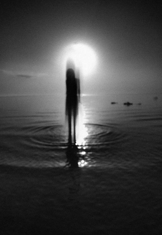 成年人,一个人,站,竖图,室外,夜晚,抽象,神秘,哈萨克斯坦,仅一个女性,波纹,月亮,月光,饮用水,自然,摄影,中亚,剪影,梦想,灵性,阿拉木图,散焦,鬼,独处