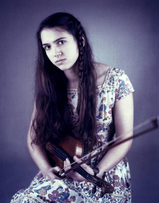 西方人,成年人,一个人,音乐家,坐,竖图,正面,信心,英国,欧洲,欧洲人,仅一个年轻女性,仅一个女性,仅一个人,蓝色背景,乐器,小提琴,音乐,拿着,摄影,北欧,肖像,年轻女性,女人,女性,白种人,年轻人,长发,乐师,演奏家,音乐工作者,半身,影棚拍摄