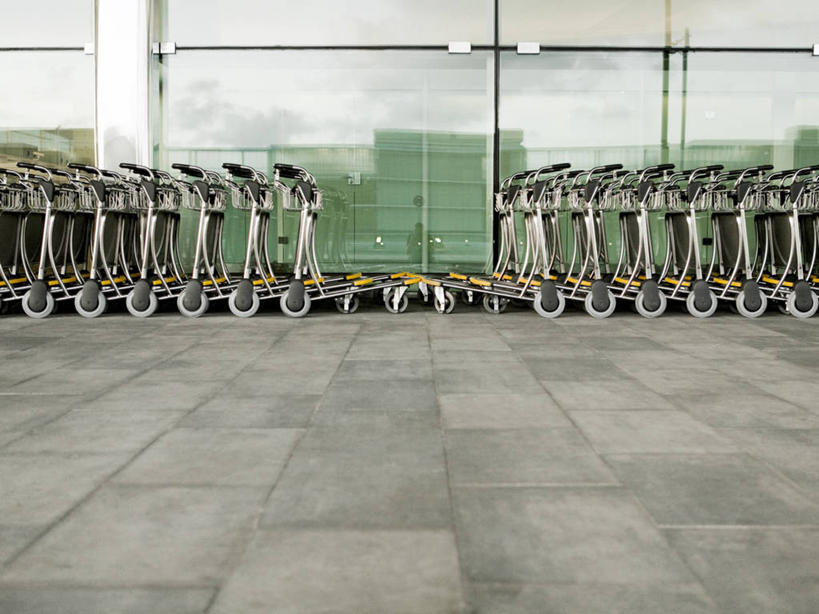 无人,机场,横图,室外,白天,建筑,金属制品,西班牙,巴塞罗那,一排,许多,丰富,整齐,并排,透明,反射,金属,很多,排列,手推车,运输,摄影,行李车,停止,顺序,队列,暂停,停滞,伊比利亚半岛,巴塞罗那省,挨着