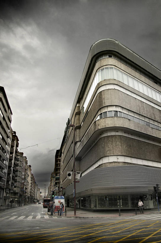 竖图,室外,仰视,街道,路灯,西班牙,云,黄昏,运输,摄影,伊比利亚半岛,阿利坎特,斑马线,低角度拍摄,旅行,白色海岸