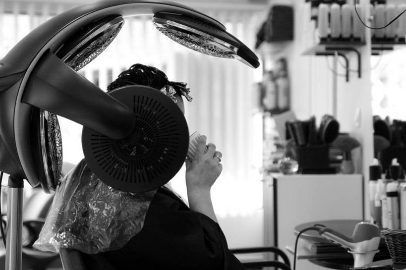 成年人,脸,头,脸颊,一个人,坐,横图,黑白,室内,白天,化妆,美容,下午茶,技术,椅子,法国,仅一个女性,喝,护肤,拿着,休闲装,饮食,肩膀,吹风机,保养,享受,休闲,放松,保健,摄影,养颜,中欧,头部,脸部,脸蛋,面部,SPA美容