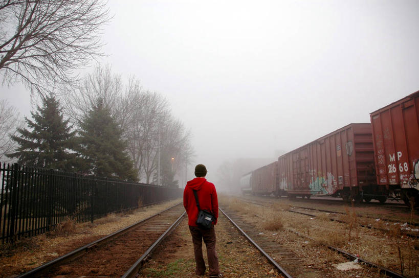 西方人,成年人,中年人,一个人,横图,室外,毛衣,雾,路,铁路,松树,欧洲,美国,欧洲人,仅一个男性,仅一个人,仅一个中年男性,轨道,交通,铁轨,黎明,休闲装,背面,红色,运输,摄影,北美,北美洲,美洲,北亚美利加洲,亚美利加洲,明尼苏达,无忧无虑,男人,男性,中年男性,白种人,步行,美利坚合众国,货运火车