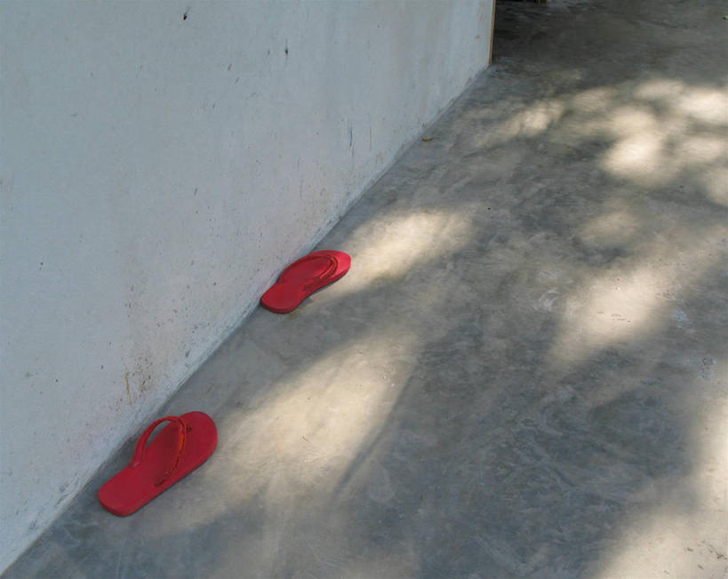 无人,横图,俯视,室内,白天,凉鞋,鞋子,哥斯达黎加,阴影,角落,一对,两个,红色,摄影,保护,北美,北美洲,中美洲,简单,美洲,北亚美利加洲,亚美利加洲,哥斯达黎加共和国,高角度拍摄,夹趾拖鞋,人字拖,人字拖鞋