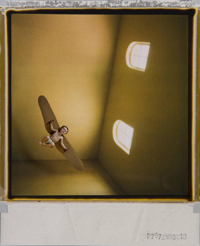 儿童,一个人,竖图,室内,白天,仰视,纯洁,窗户,美国,仅一个男性,仅一个人,半空,飞,尿布,小孩,仅一个小孩,可爱,童年,童趣,摄影,幽默,纸板,亚利桑那,威胁,灾难,飓风,想象,童真,渴望,台风,烂漫,无邪,暴风,吉尔伯特,天真,危险,男孩,男人,男性,孩子,低角度拍摄,男生,吉尔伯特飓风