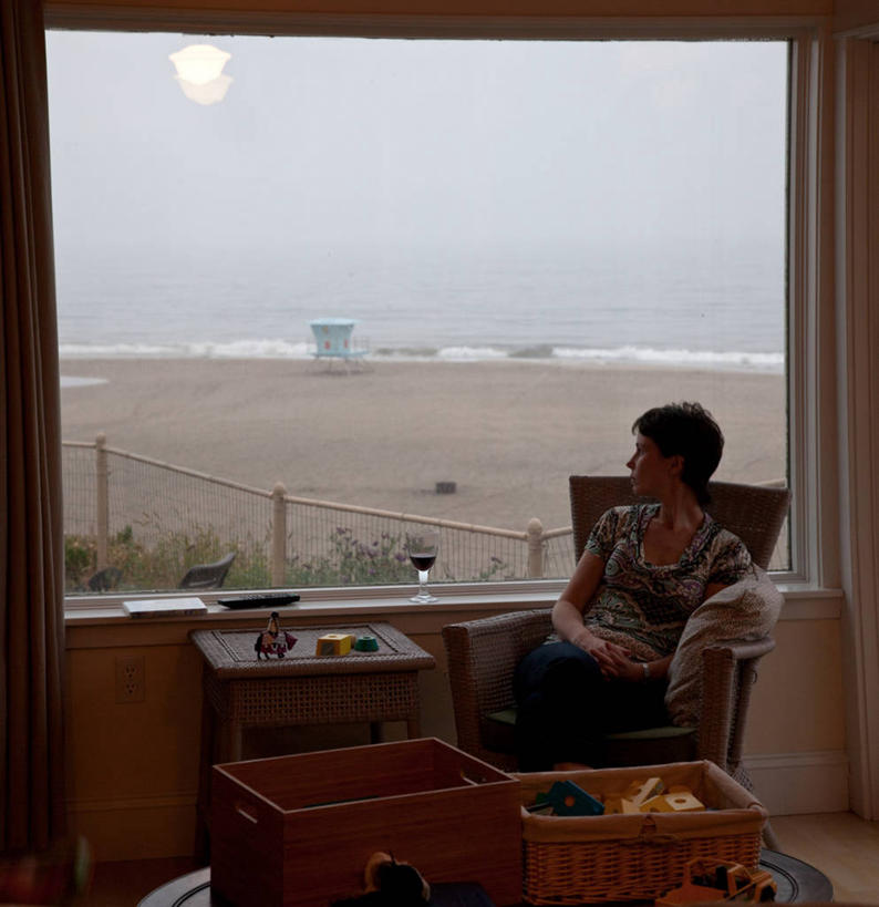 成年人,中年人,一个人,坐,竖图,室内,海洋,美国,仅一个女性,仅一个人,注视,观察,看,仅一个中年女性,放松,摄影,观看,察看,起居室,北美,北美洲,葡萄酒杯,关注,近景,加利福尼亚,美洲,圣克鲁斯,北亚美利加洲,亚美利加洲,女人,女性,中年女性,海滩,彩图,美利坚合众国