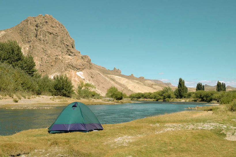 无人,横图,室外,白天,留白,旅游,度假,河流,美景,山,阿根廷,帐篷,地平线,河岸,景观,辽阔,地面,娱乐,一个,自然,享受,休闲,广阔,景色,南美,放松,摄影,单个,宁静,一望无际,生态,自然风光,延伸,露营,万里无云,天地相交,无边无际,一马平川,丘布特省,彩图,旅行,独处